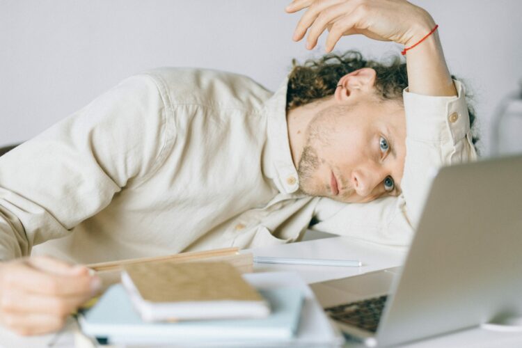 How To Avoid Work Burnout_overworked_employee
